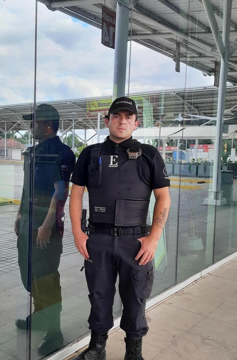 Guardia de Estrategia Security durante su ronda por el acceso vidriado de un terminal de buses