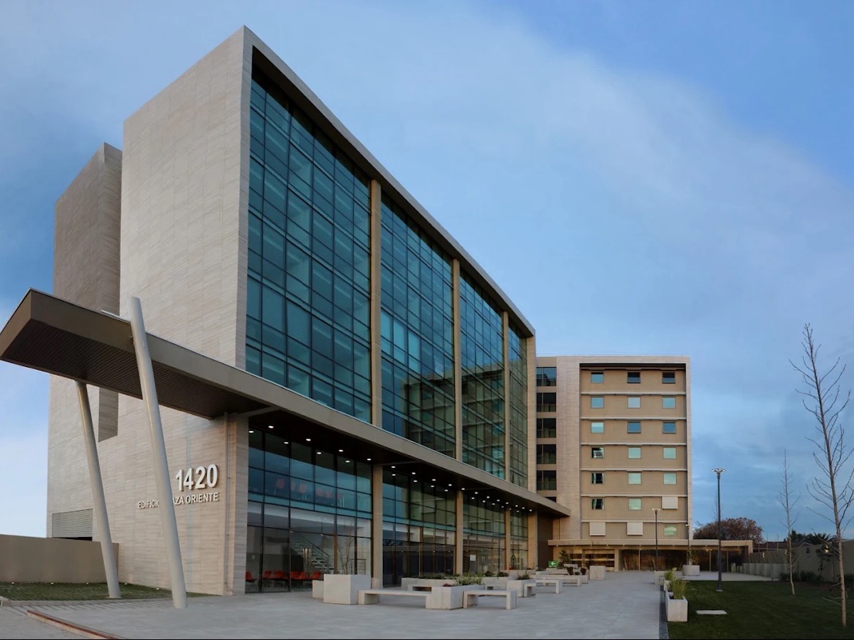 Fachada del Edificio Plaza Oriente, número 1420, en Talca, donde está la oficina de Estrategia Security