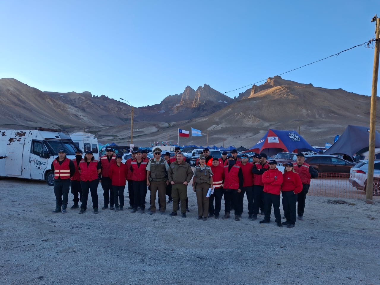 Dotación de Estrategia Security junto a personal de Carabineros de Chile en el Paso Fronterizo Pehuenche, con la cordillera de fondo